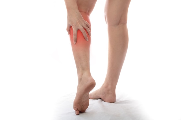 Mujer con dolor en la pantorrilla sobre fondo blanco mujeres que sufren de dolor en la pierna