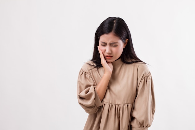 Mujer dolorosa con dolor de muelas, caries, sensibilidad