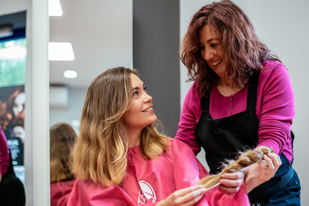 Mujer donando cabello para el cáncer