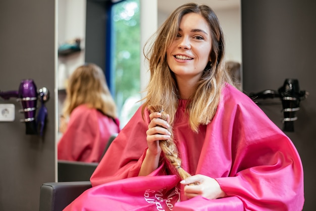 Mujer donando cabello para el cáncer