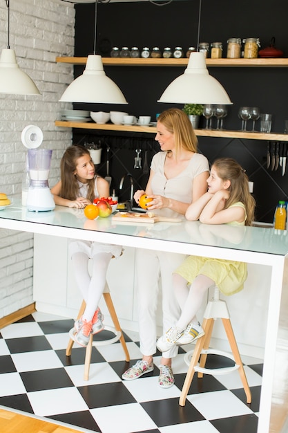 Mujer y dos niñas en la cocina