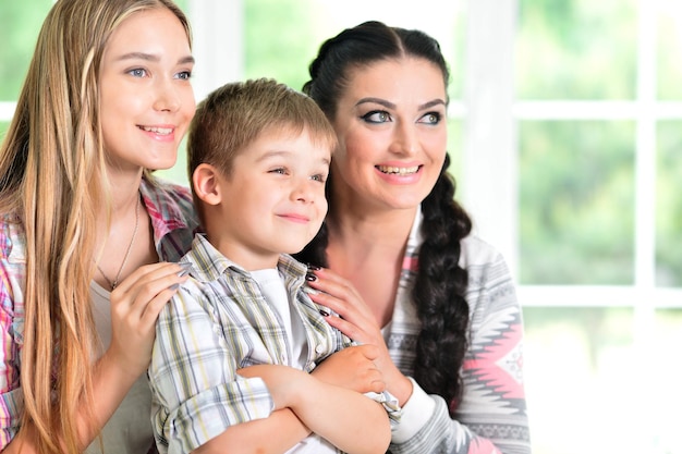 Mujer con dos niños adorables