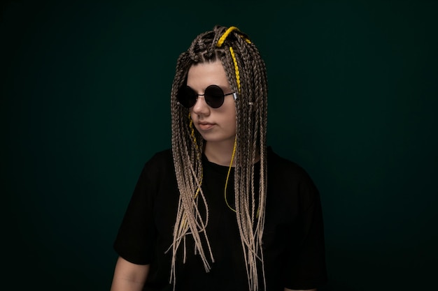 Mujer con dreadlocks con camisa negra