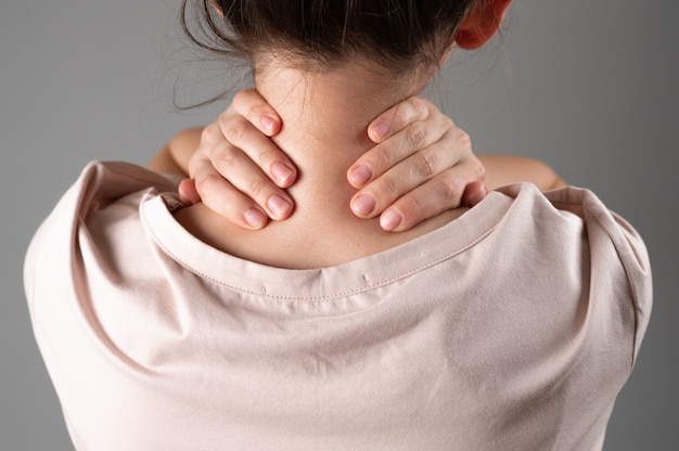 A la mujer le duele el cuello. Lugar de inscripción.