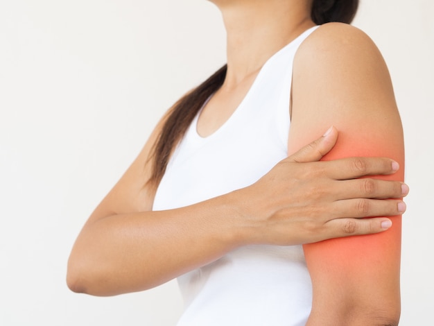 Foto la mujer duele su brazo