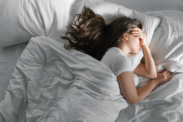 Mujer duerme en la cama sol pensó que la ventana