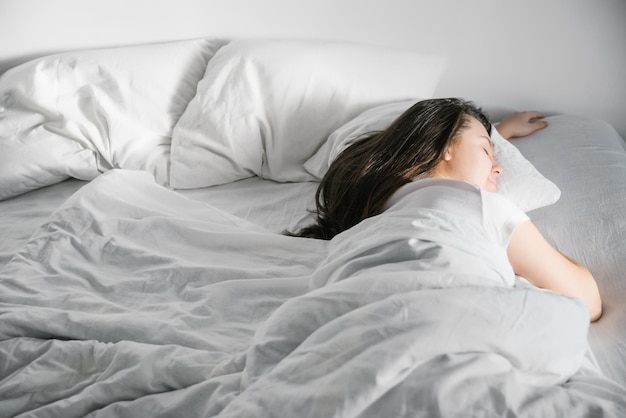 Mujer duerme en la cama sol pensó que la ventana