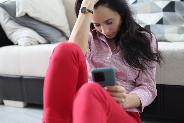 Foto mujer duerme con su teléfono inteligente en la mano