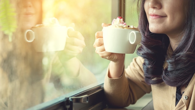 Mujer con dulce postre