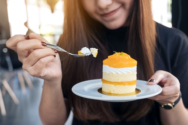 Mujer con dulce postre