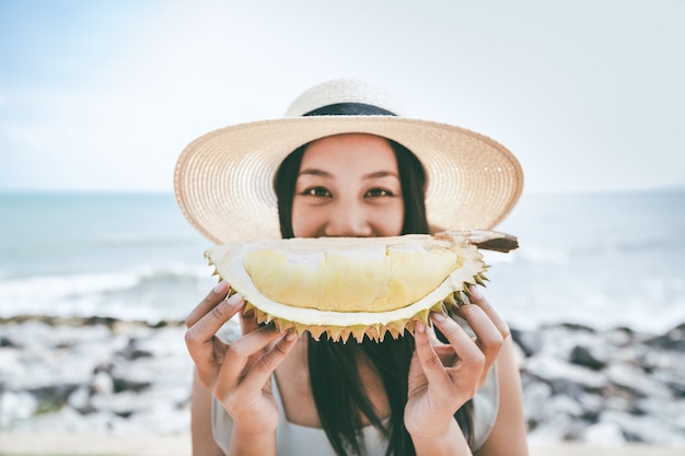 Foto mujer con durian