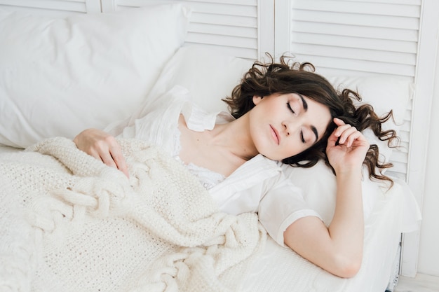 Mujer durmiendo en la cama