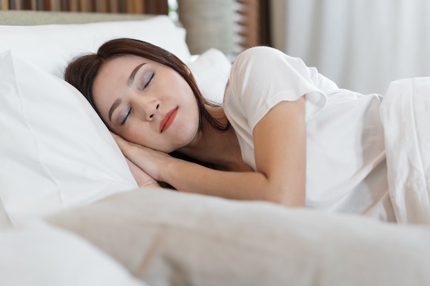 mujer durmiendo en una cama