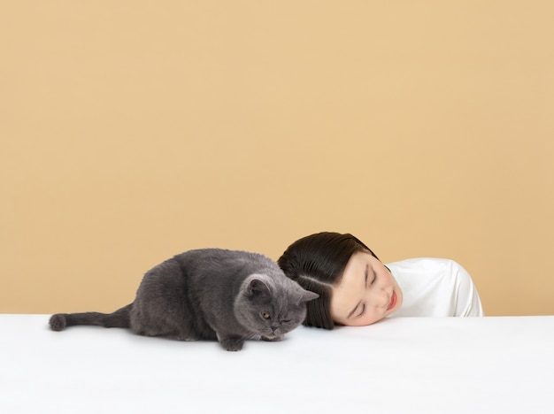 Foto mujer durmiendo con el gato