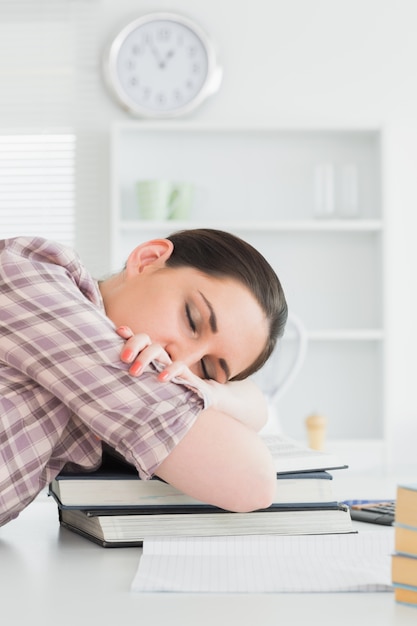 Foto mujer durmiendo en libros