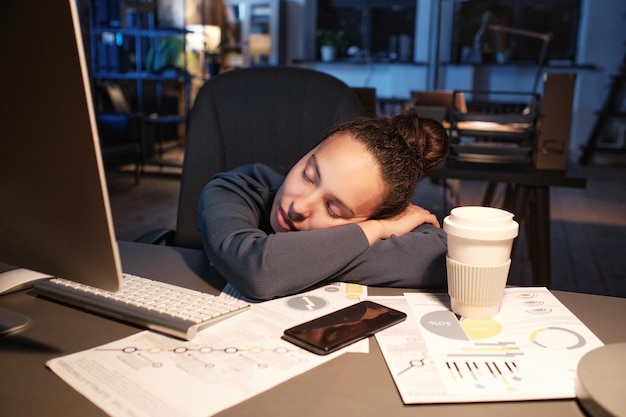 Mujer durmiendo en el lugar de trabajo