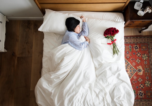 Mujer durmiendo y un ramo de flores romance concepto