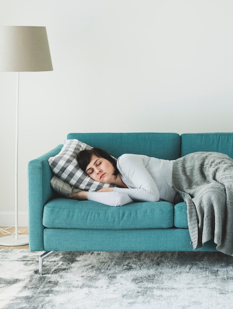 Foto mujer durmiendo en el sofá