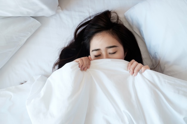 Mujer durmiendo en su cama