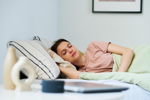 Mujer durmiendo en su habitación