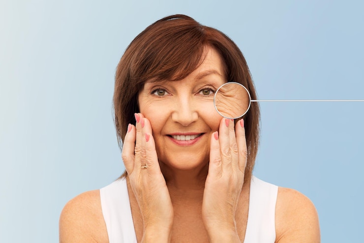Foto mujer de edad avanzada con arrugas en los ojos en el puntero