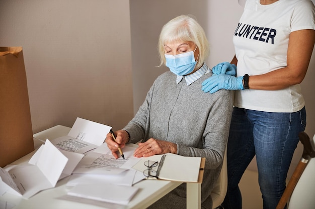 Mujer de edad completando un documento de pago