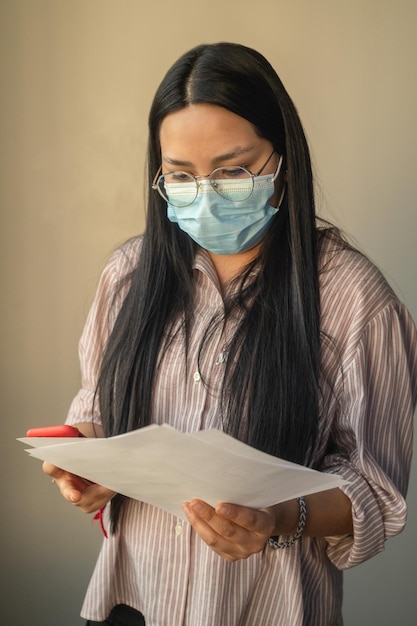 mujer ejecutiva leyendo documentos