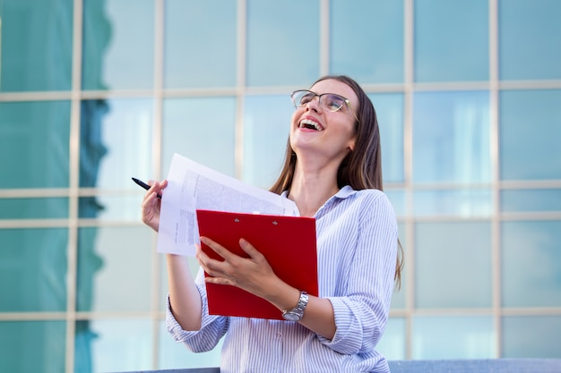 Mujer ejecutiva de negocios con portapapeles