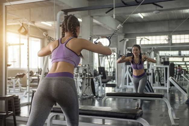 Foto mujer ejercicio entrenamiento en gimnasio fitness