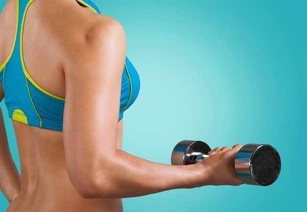 mujer, ejercitar, con, dumbbell, en, plano de fondo