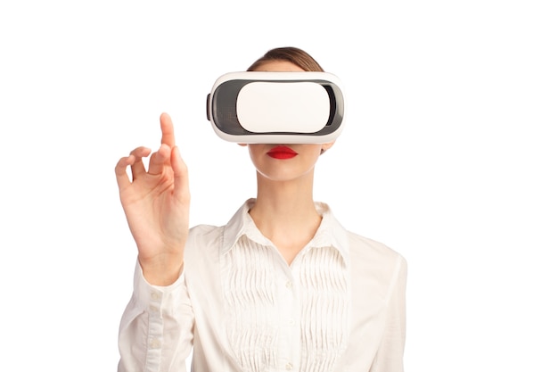 Mujer de elegancia con labios rojos en ropa formal de negocios con gafas de realidad virtual, aislado sobre fondo blanco.