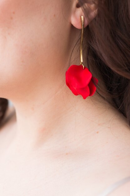 Mujer elegante con aretes de joyería de plata y cadena, retrato de cerca. Concepto de accesorios, joyería y bisutería