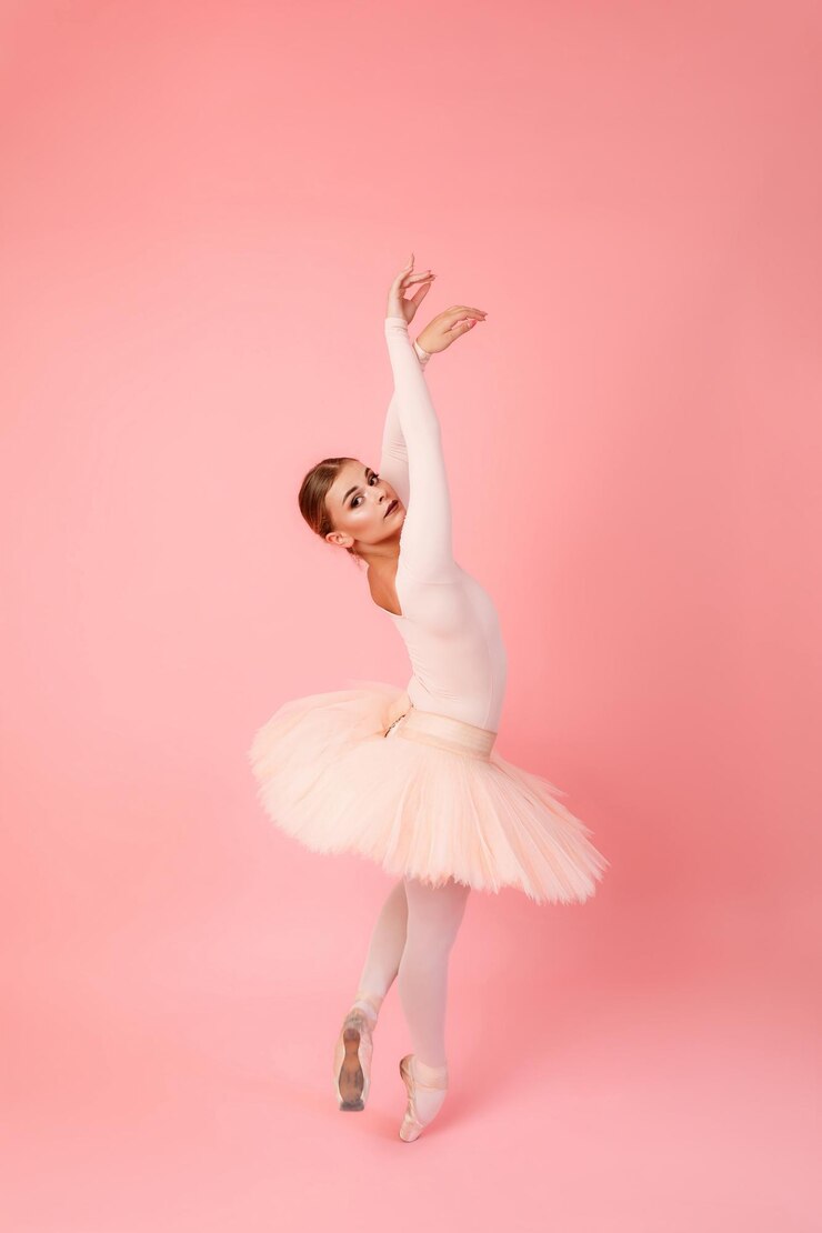 Mujer elegante bailando ballet