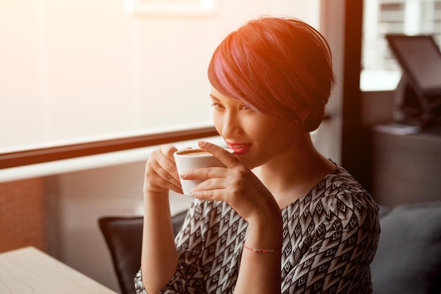 Mujer elegante bebiendo café