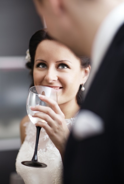 Mujer elegante bebiendo vino en una función