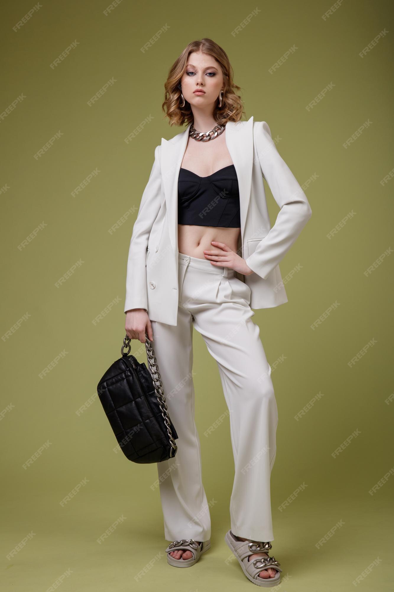 Mujer en blanco suave traje chaqueta blazer pantalones top negro cadena masiva del | Foto Premium