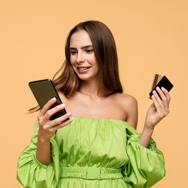 Mujer elegante con bolsas de la compra.