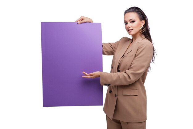 mujer elegante con bonito traje marrón y beige, chaqueta, pantalones de fondo blanco