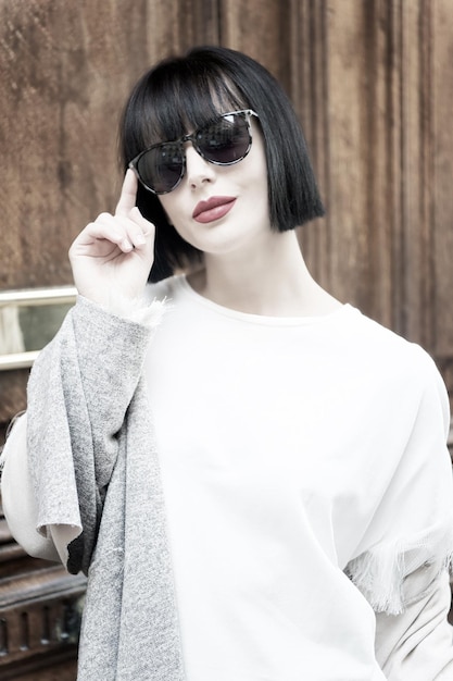 Mujer con elegante cabello corto moreno y labios rojos