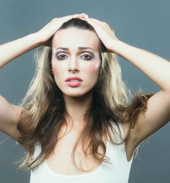 Mujer elegante con cabello largo