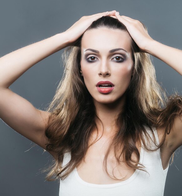 Mujer elegante con cabello largo