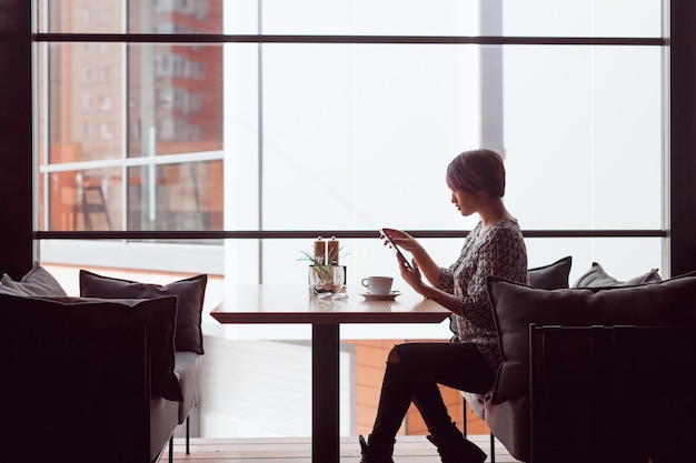 Mujer elegante en cafe