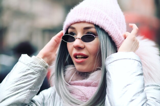 Mujer elegante con chaqueta de invierno