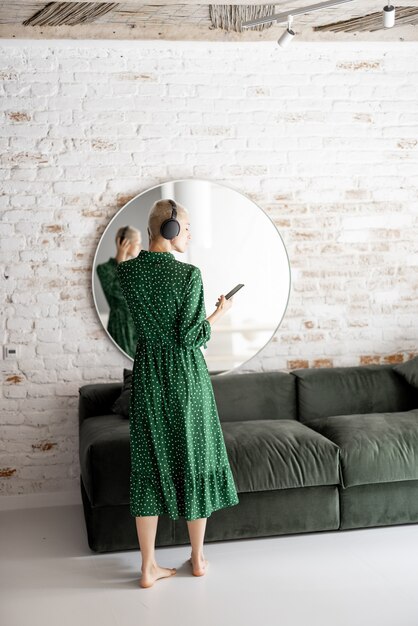 Mujer elegante disfruta de la música en casa