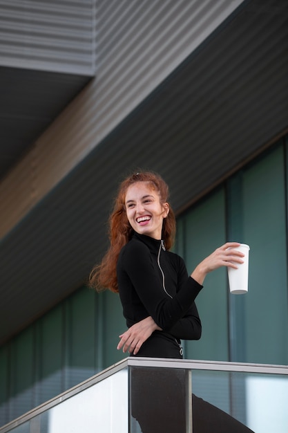 Mujer elegante en un entorno urbano limpio