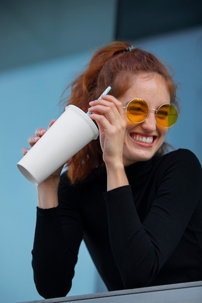 Mujer elegante en un entorno urbano limpio