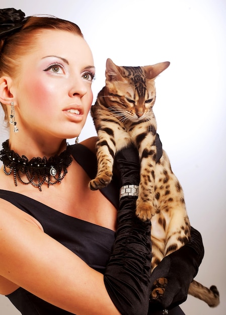 Mujer elegante con gato