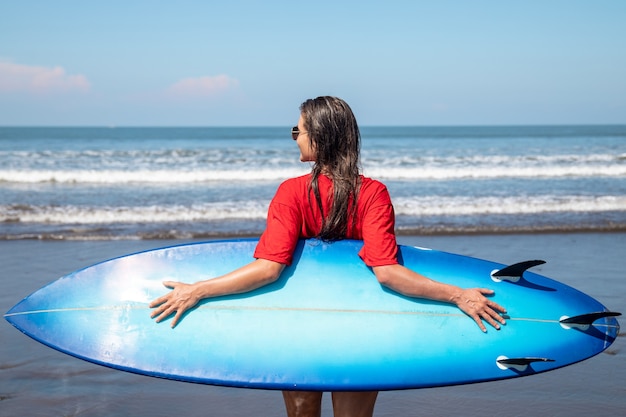 Mujer elegante y hermosa posando en la playa