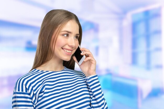 Mujer elegante joven que habla en el teléfono móvil