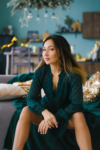 Una mujer elegante y lujosa que celebra la Navidad y el Año Nuevo está esperando a su pareja.